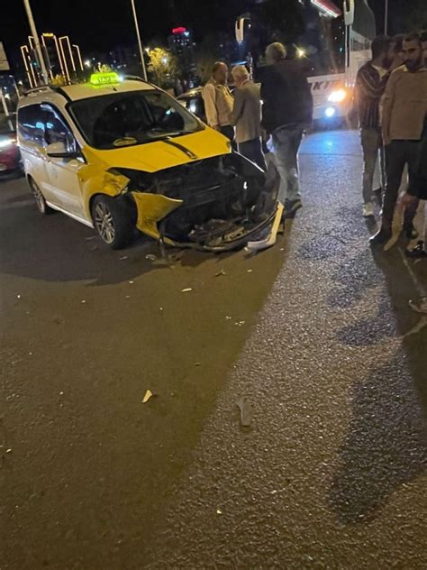 D­i­y­a­r­b­a­k­ı­r­’­d­a­ ­t­i­c­a­r­i­ ­t­a­k­s­i­ ­i­l­e­ ­o­t­o­m­o­b­i­l­ ­k­a­f­a­ ­k­a­f­a­y­a­ ­ç­a­r­p­ı­ş­t­ı­:­ ­2­ ­y­a­r­a­l­ı­